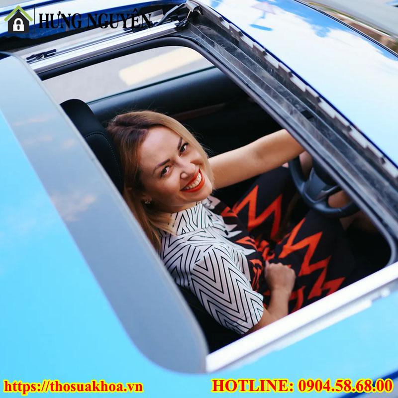 Mở Khóa Cửa Sổ Trời (Sunroof) Ô Tô Bị Kẹt
