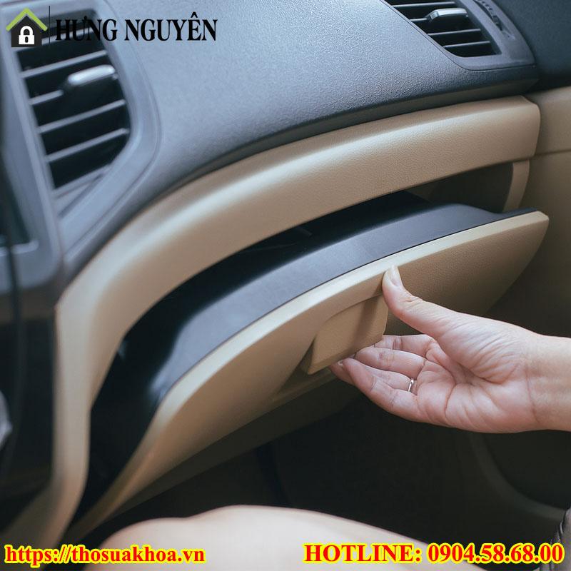 Mở Khóa Hộc Đựng Găng Tay Ô Tô Khi Mất Chìa