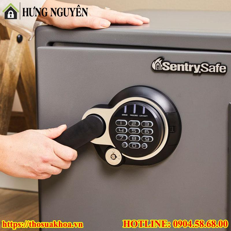 Mở két tận nhà lúc nửa đêm cho khách hàng