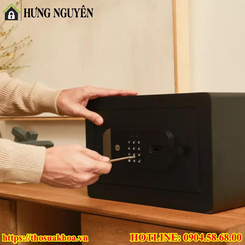 Thợ Chuyên Nghiệp Mở Được Một Chiếc Két Sắt