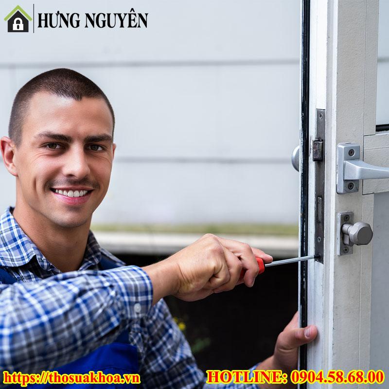Thợ đang thay khóa tại nhà cho khách hàng ở Phường An Hội Tây TPHCM