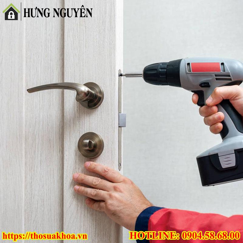 Thợ đang lắp mới khóa gạt phân thân cho khách