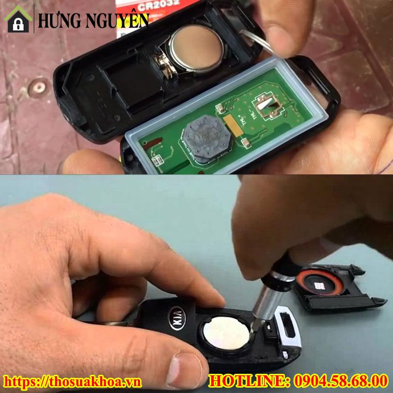 Thay pin chìa khóa xe ô tô sắp hết pin