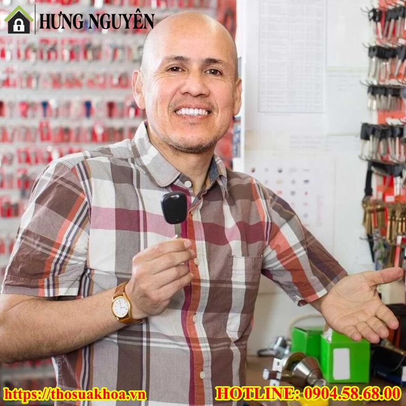 Thợ đã sao chép xong chìa khóa ô tô cho khách