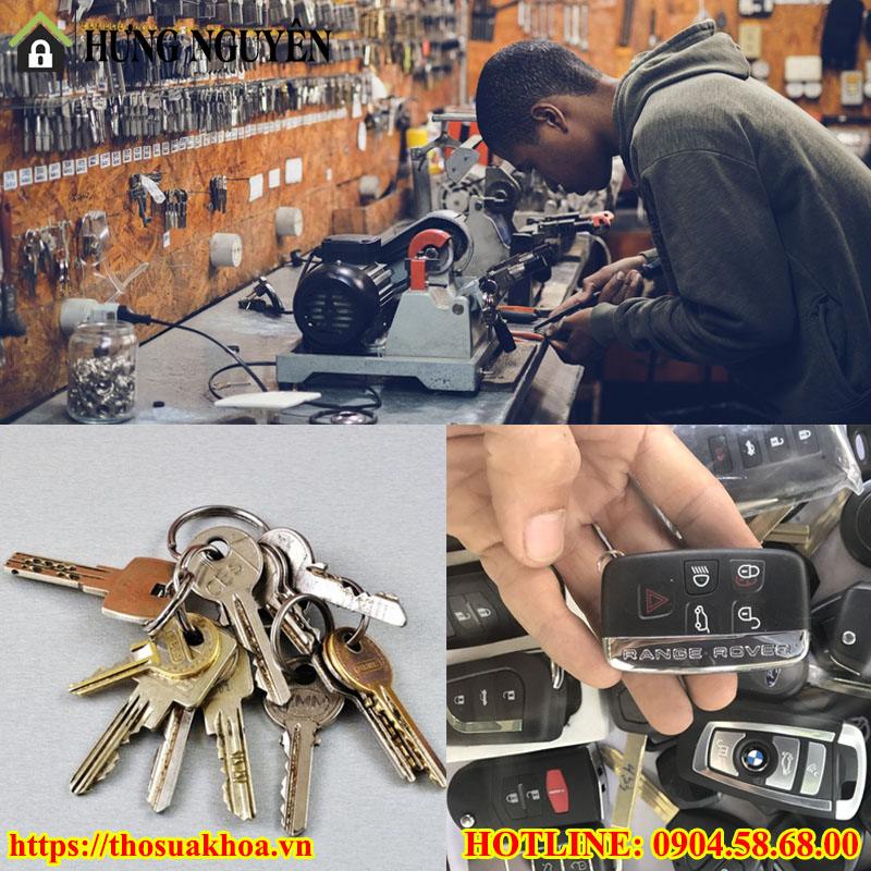 Thợ đang làm thêm chìa khóa sơ cua cho khách
