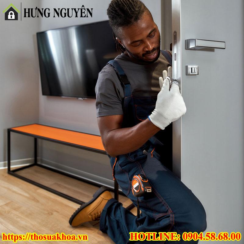 Thợ sửa khóa tay gạt cửa cho khách hàng tại nhà