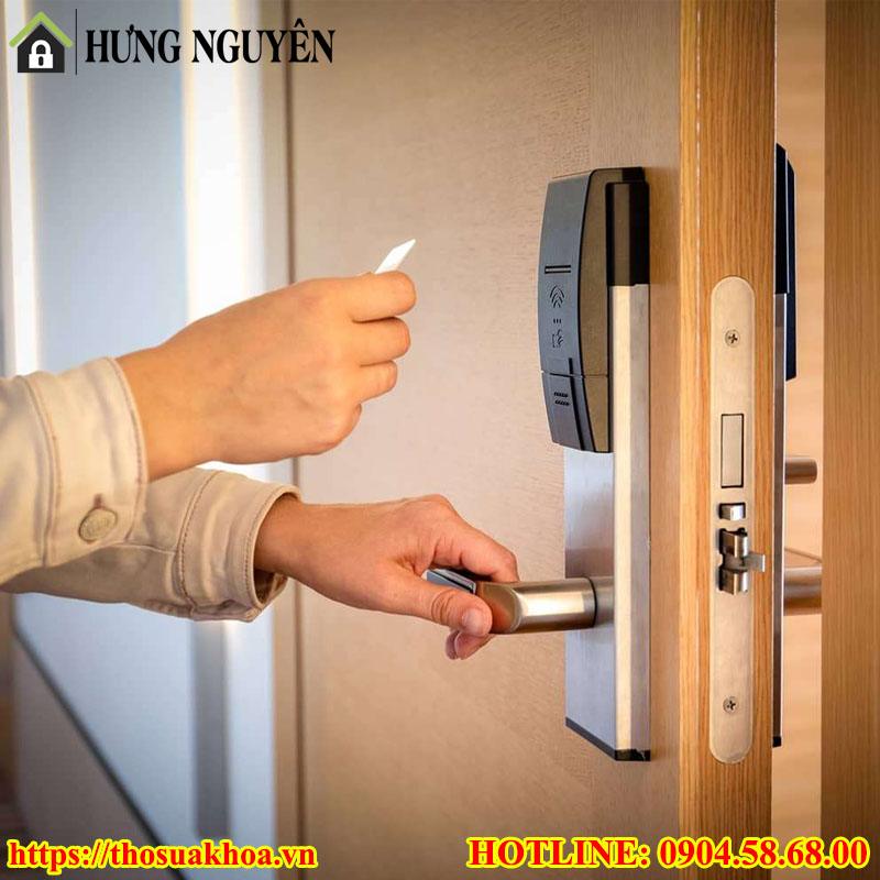 Thợ đã làm lại thành công thẻ từ cửa cho khách hàng