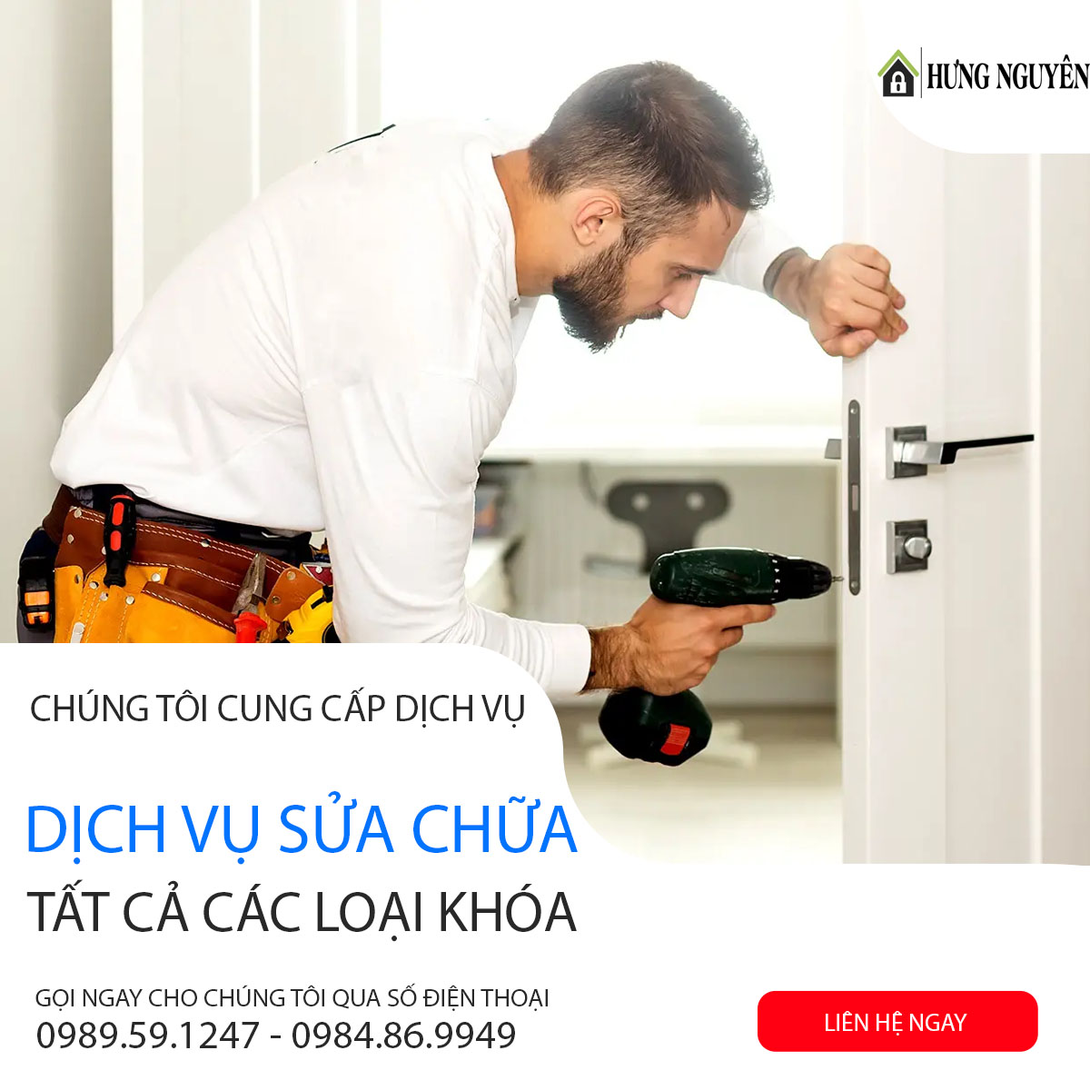 Thosuakhoa.vn đang thay khóa tay gạt cho khách hàng tại nhà