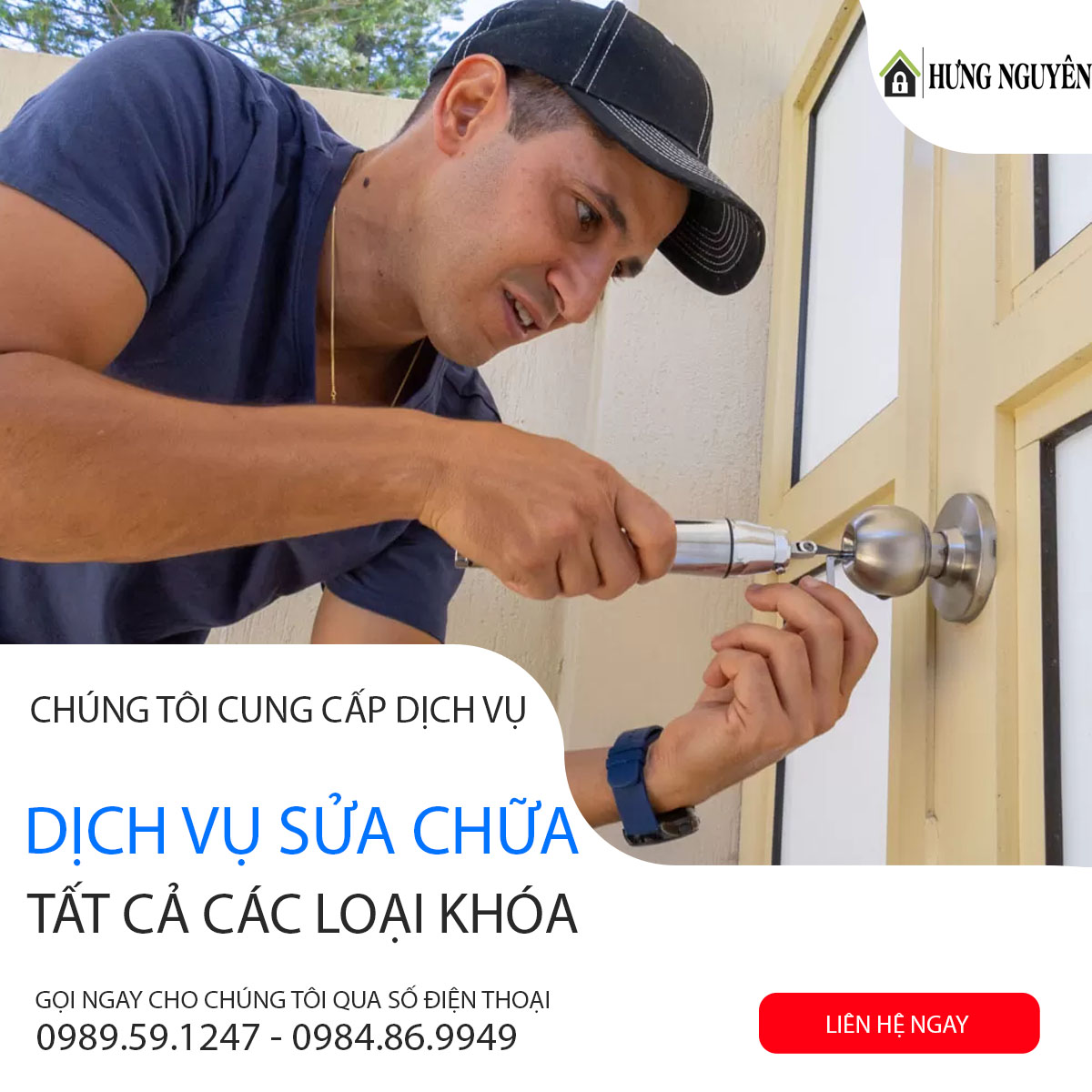 Thợ đang mở khóa cửa nhà cho khách tại nhà