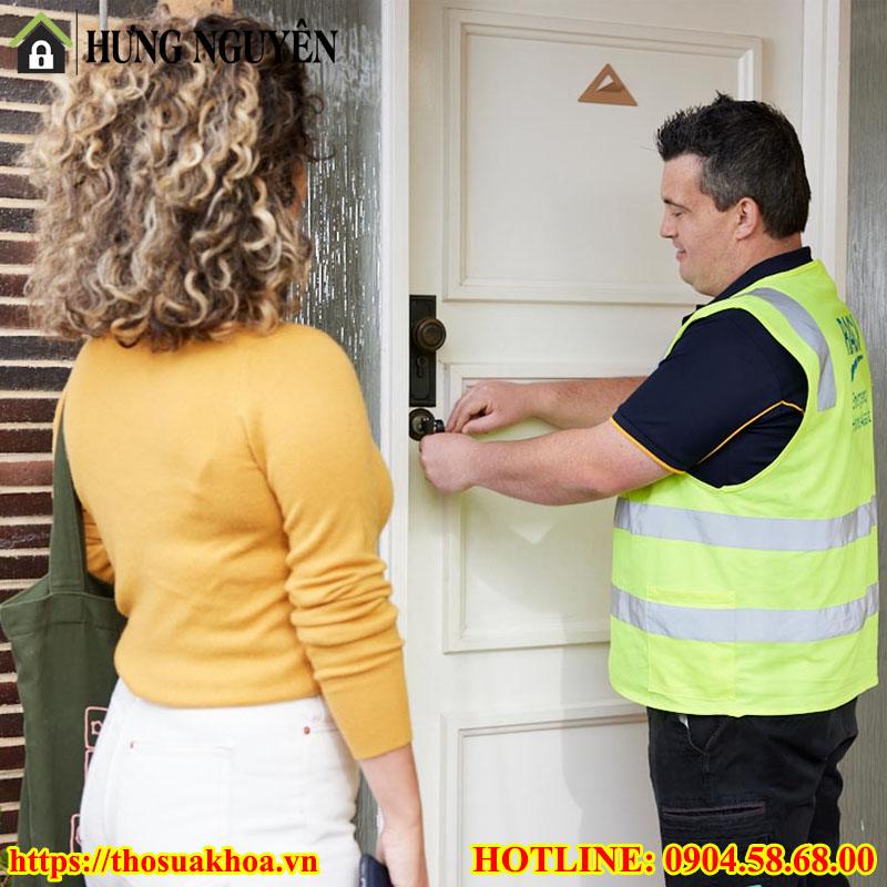 Thợ đến tận nhà mở khóa cửa bị quên chìa cho khách hàng