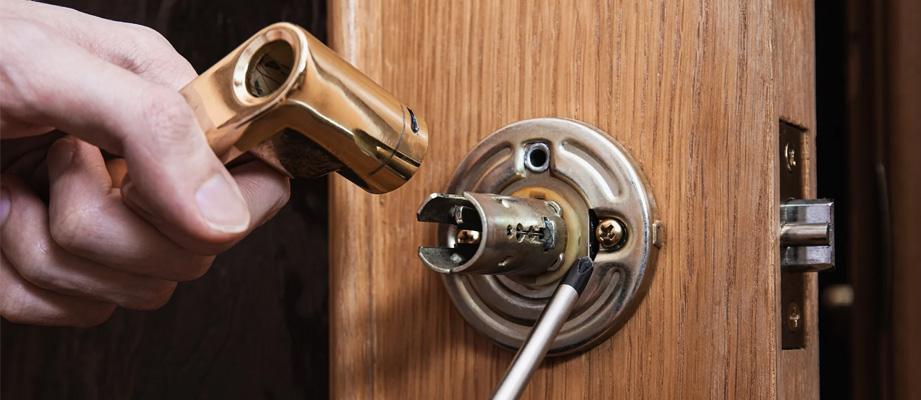 Sửa khóa gạt tròn cửa gỗ
