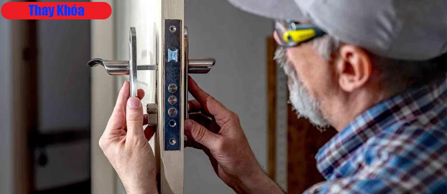 Thay khóa cửa tại nhà cho khách hàng