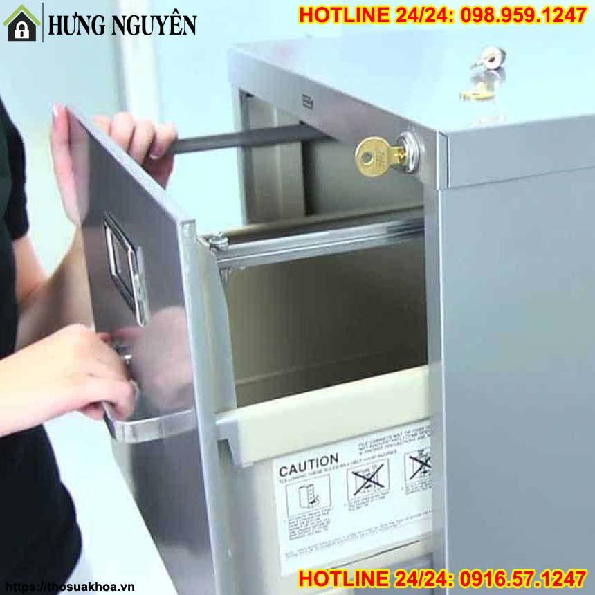 Mở tủ hồ sơ văn phòng