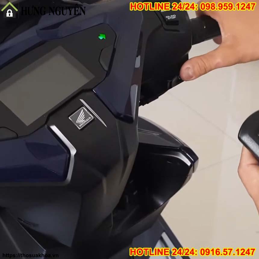 Nhấn và GIỮ LIỆT nút đề Xe Máy