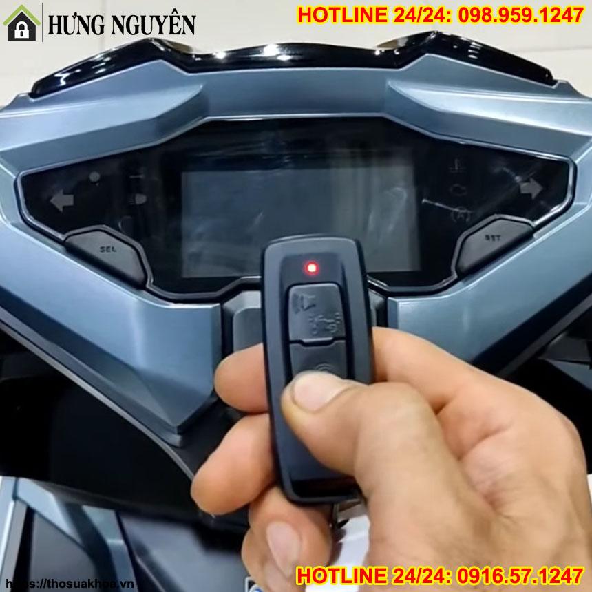 Smartkey Air Blade nhấp nháy đèn vàng