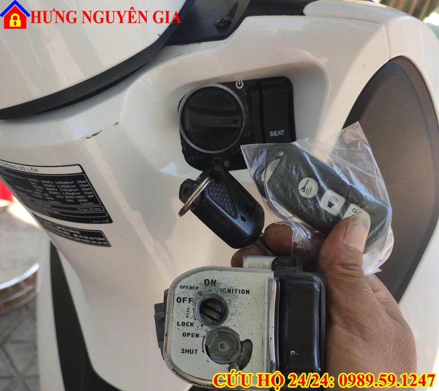 Thay ổ khóa xe máy smartkey