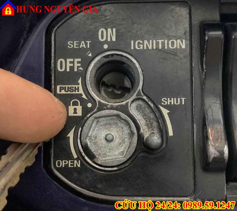 Thợ mở nắp từ xe máy hỏa tốc