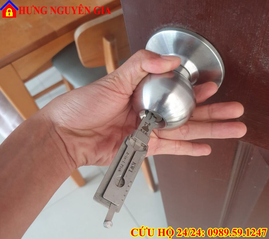mở khóa cửa tay nắm tròn