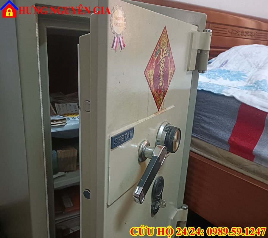 Két sắt bị quên mã số nhưng còn chìa khóa