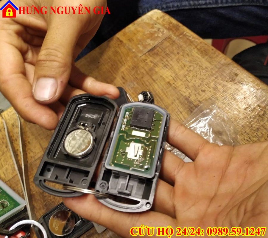 Thay pin chìa khóa smartkey