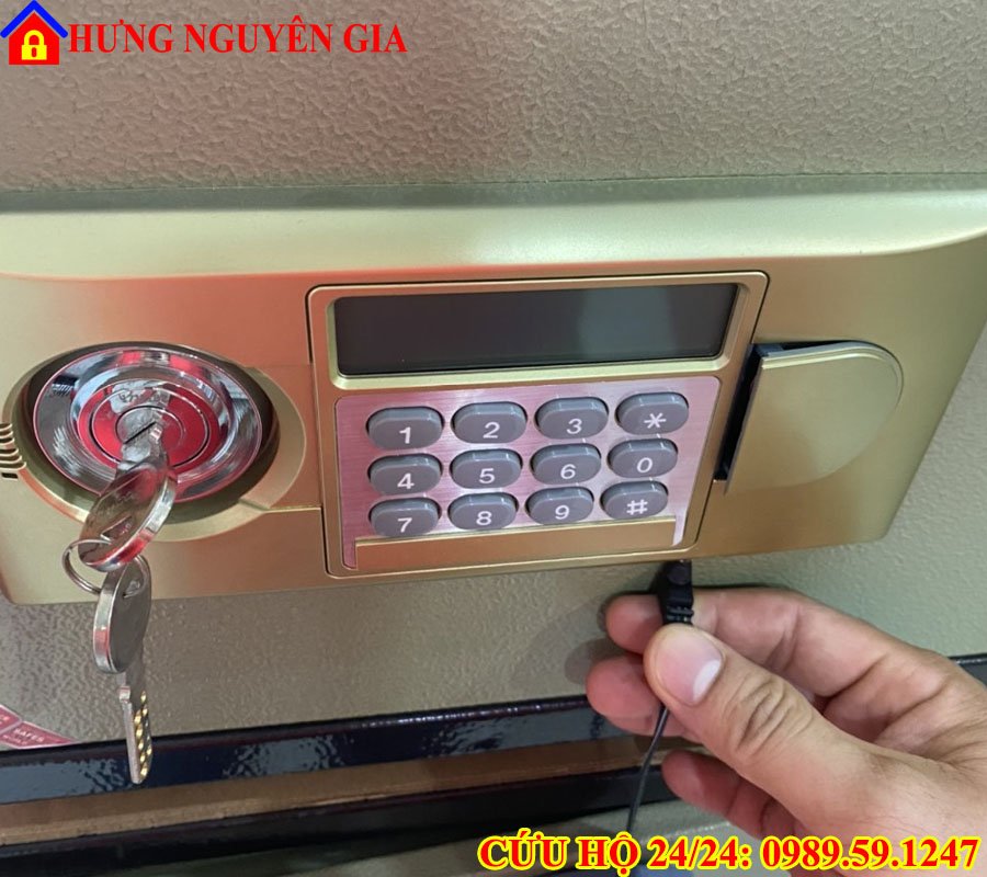 két sắt hết pin