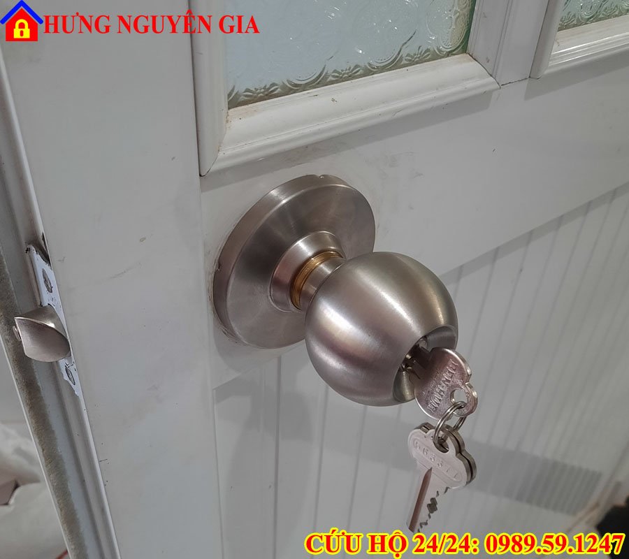 Thay ổ khóa cửa tay nắm tròn